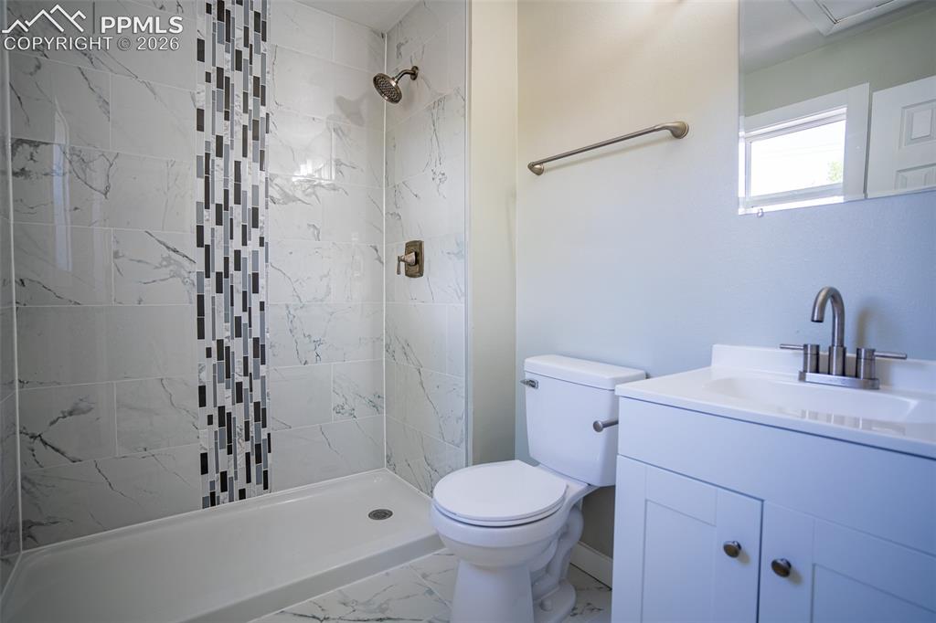 Image 19 of 24: En suite bath