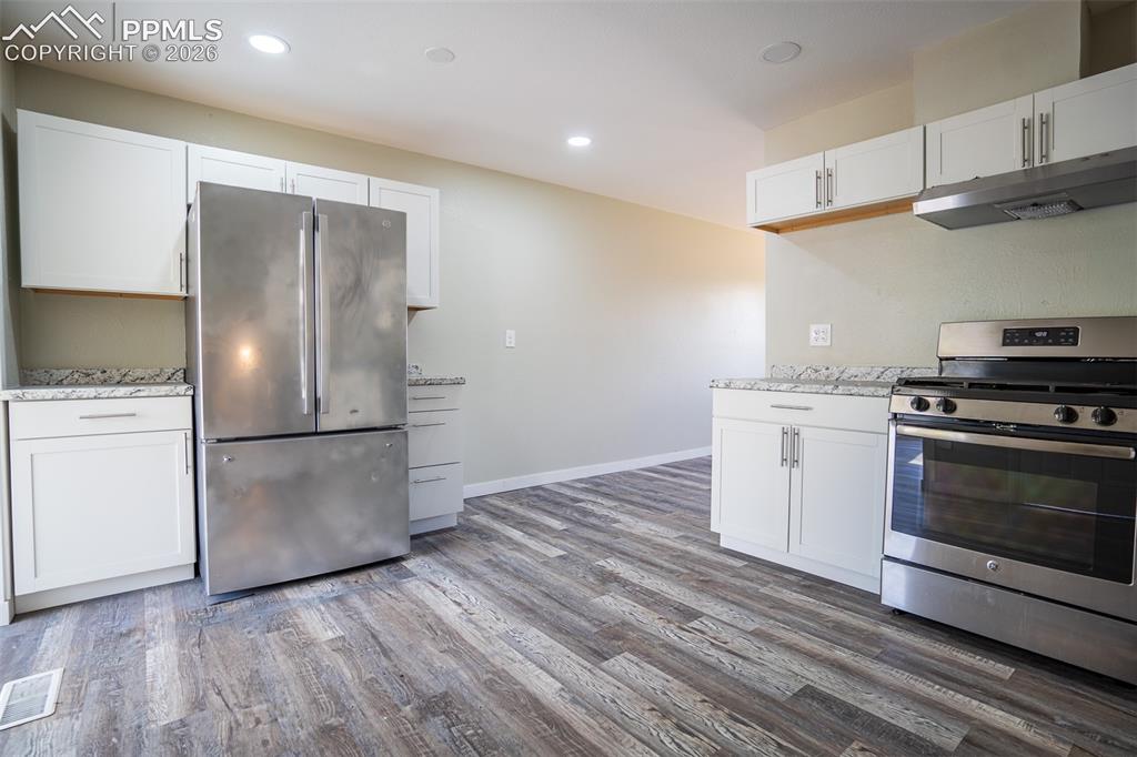 Image 9 of 24: Gas stove in kitchen