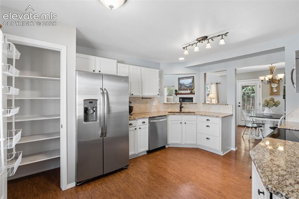 Image 11 of 27: Kitchen