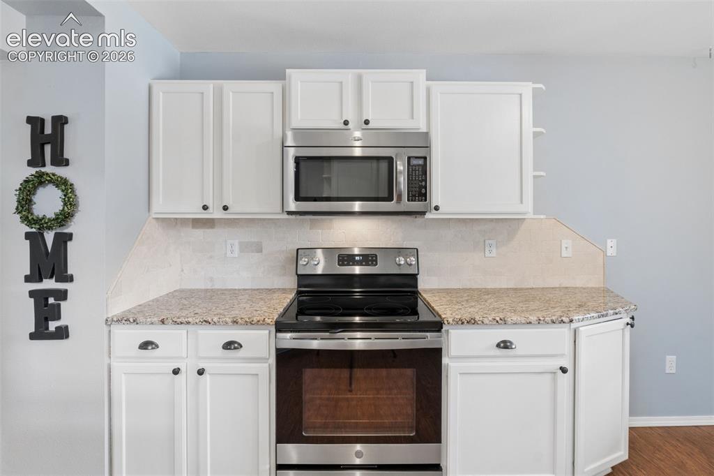Image 12 of 27: Kitchen