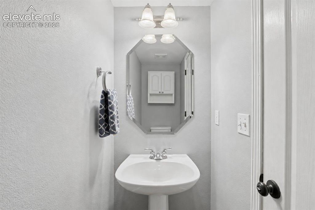 Image 14 of 27: Bathroom