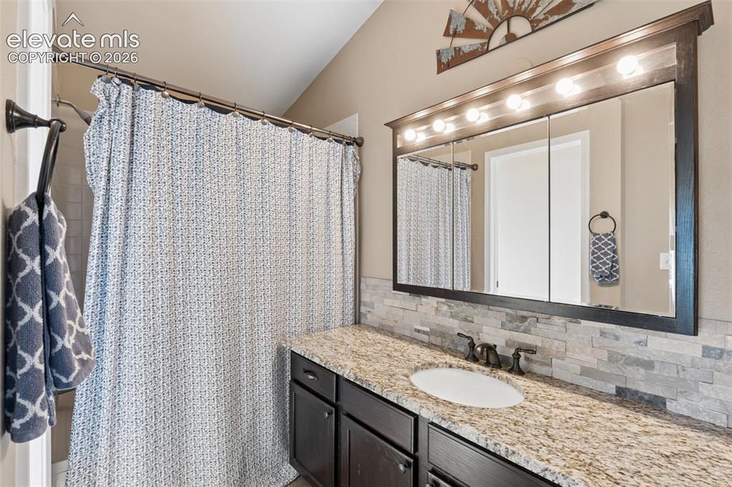 Image 18 of 27: Bathroom