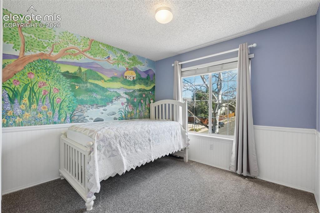 Image 19 of 27: Bedroom