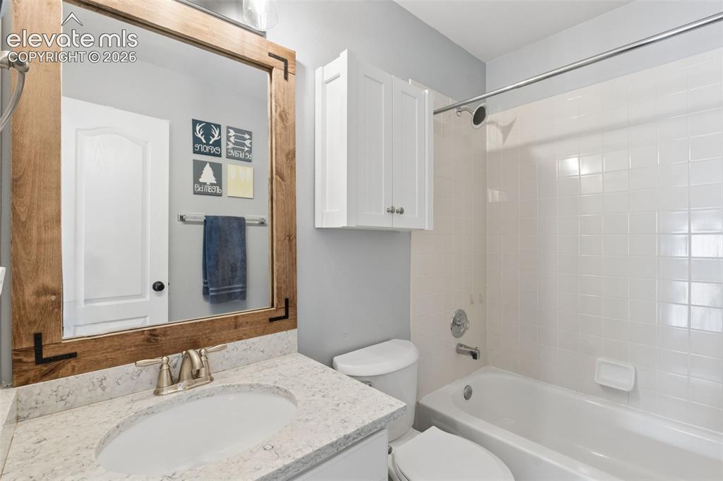Image 21 of 27: Bathroom