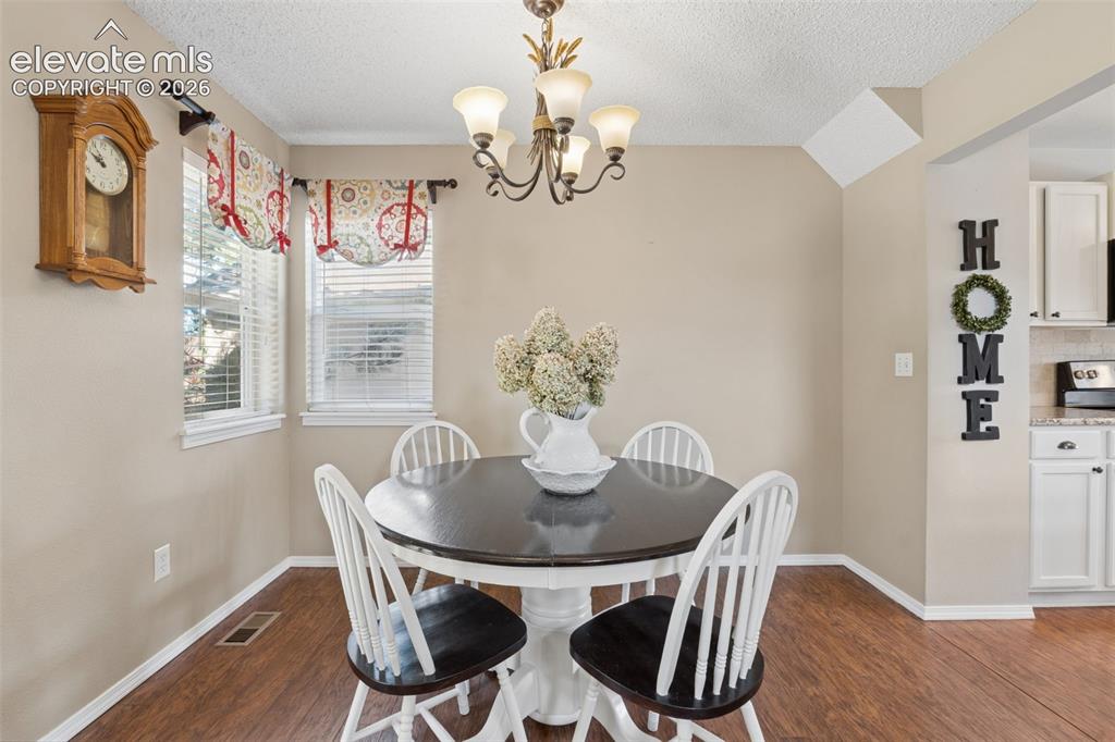 Image 8 of 27: Dining Area