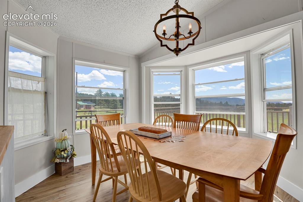 Image 14 of 50: Dining Area