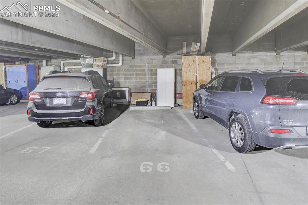 Image 21 of 24: Garage