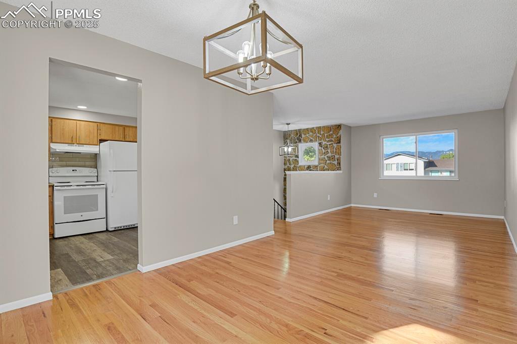 Image 10 of 39: Dining Area