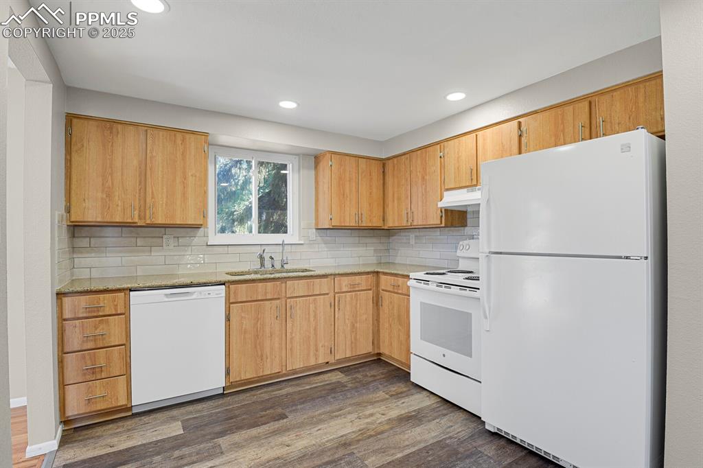 Image 13 of 39: Kitchen