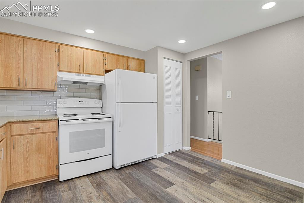 Image 15 of 39: Kitchen