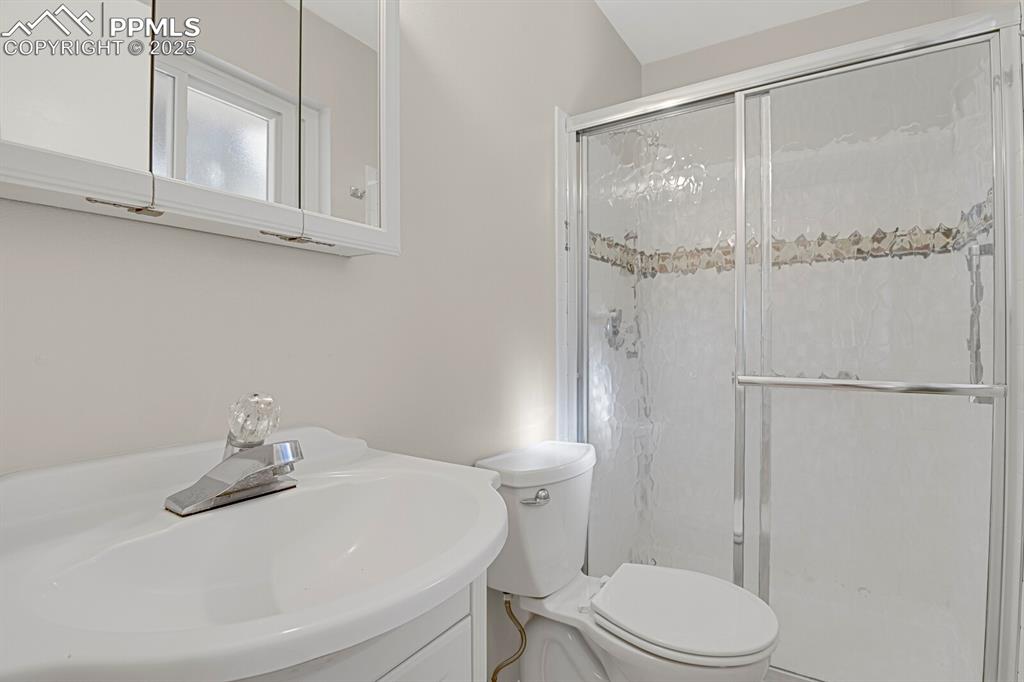 Image 18 of 39: Bathroom