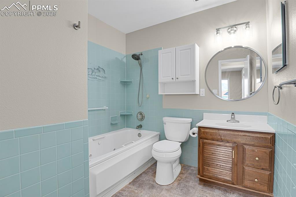 Image 22 of 39: Bathroom