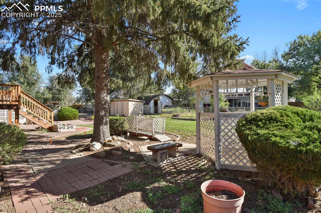 Image 38 of 39: Yard