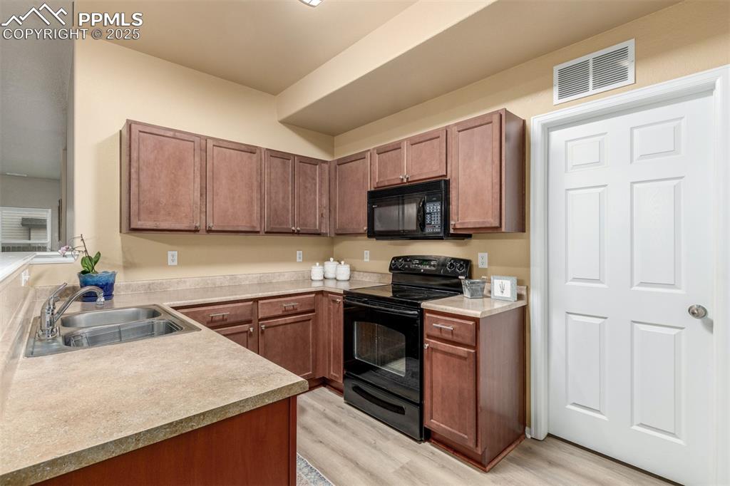 Image 7 of 29: Kitchen