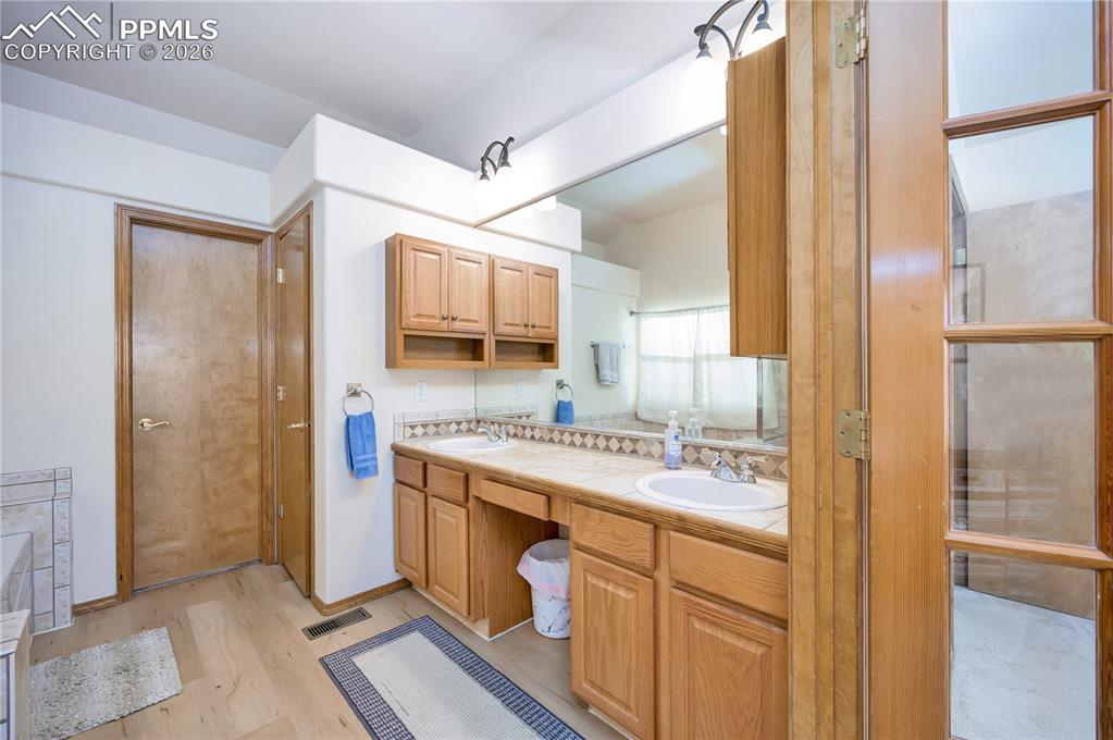 Image 16 of 30: Bathroom