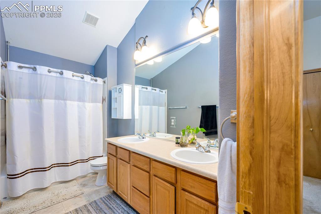 Image 22 of 30: Bathroom