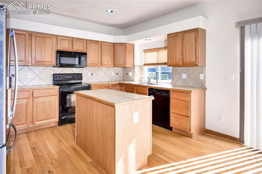 Image 6 of 30: Kitchen