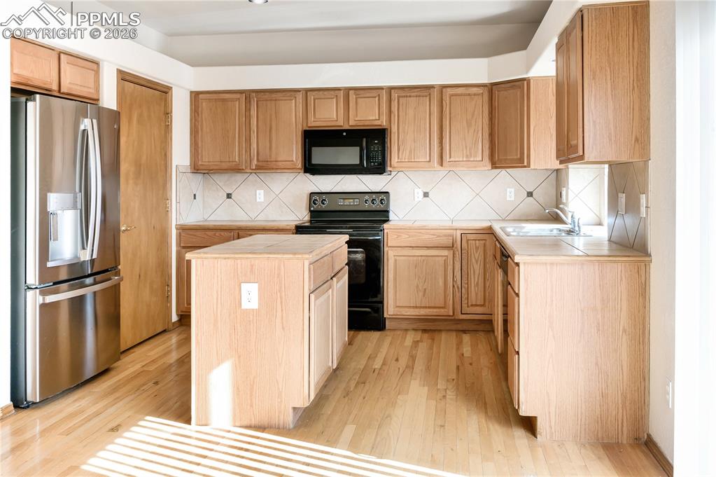 Image 7 of 30: Kitchen