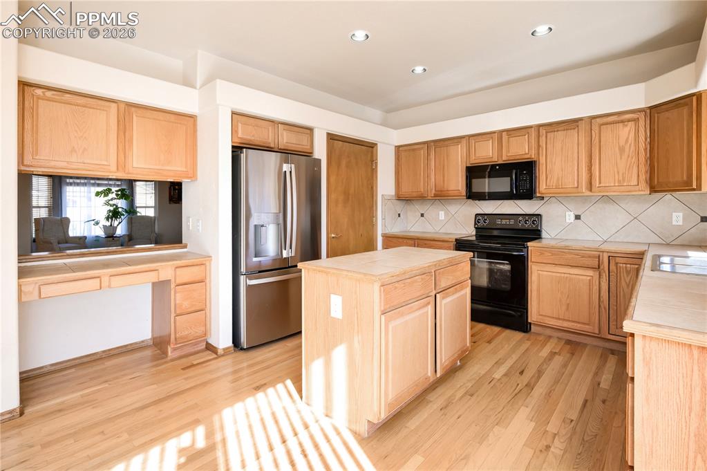 Image 8 of 30: Kitchen