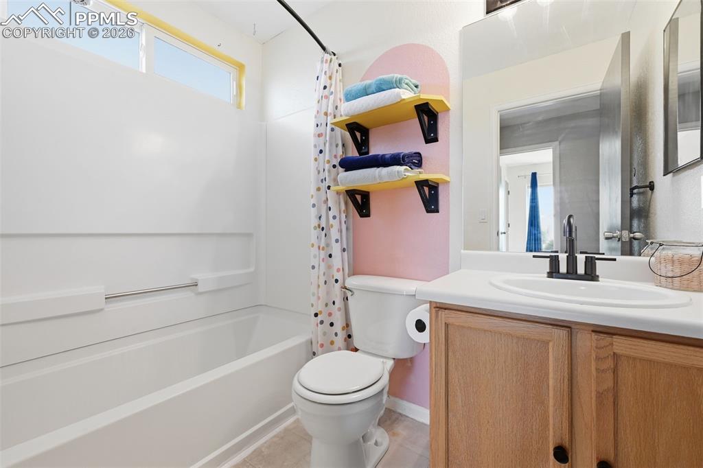 Image 23 of 36: Bathroom