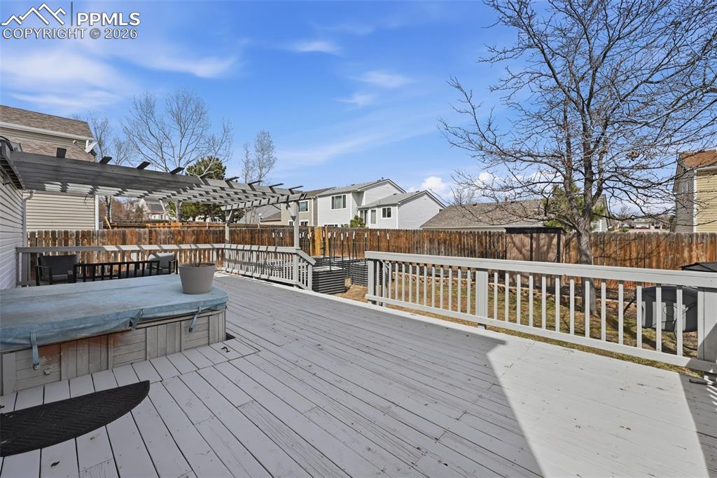 Image 27 of 36: Huge Deck