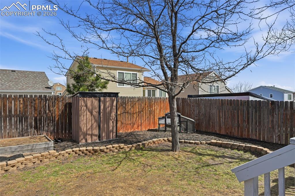 Image 30 of 36: Yard