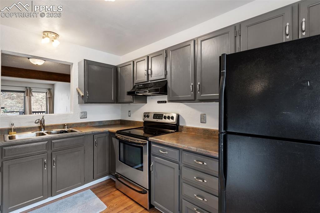 Image 11 of 34: Kitchen