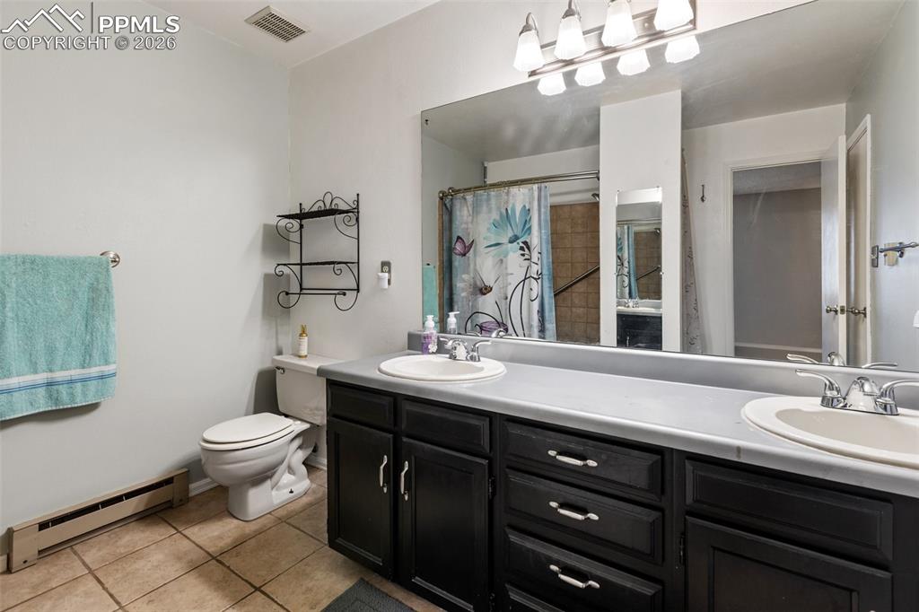 Image 16 of 34: Full Bathroom