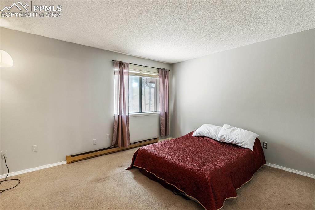 Image 17 of 34: Eat In Kitchen