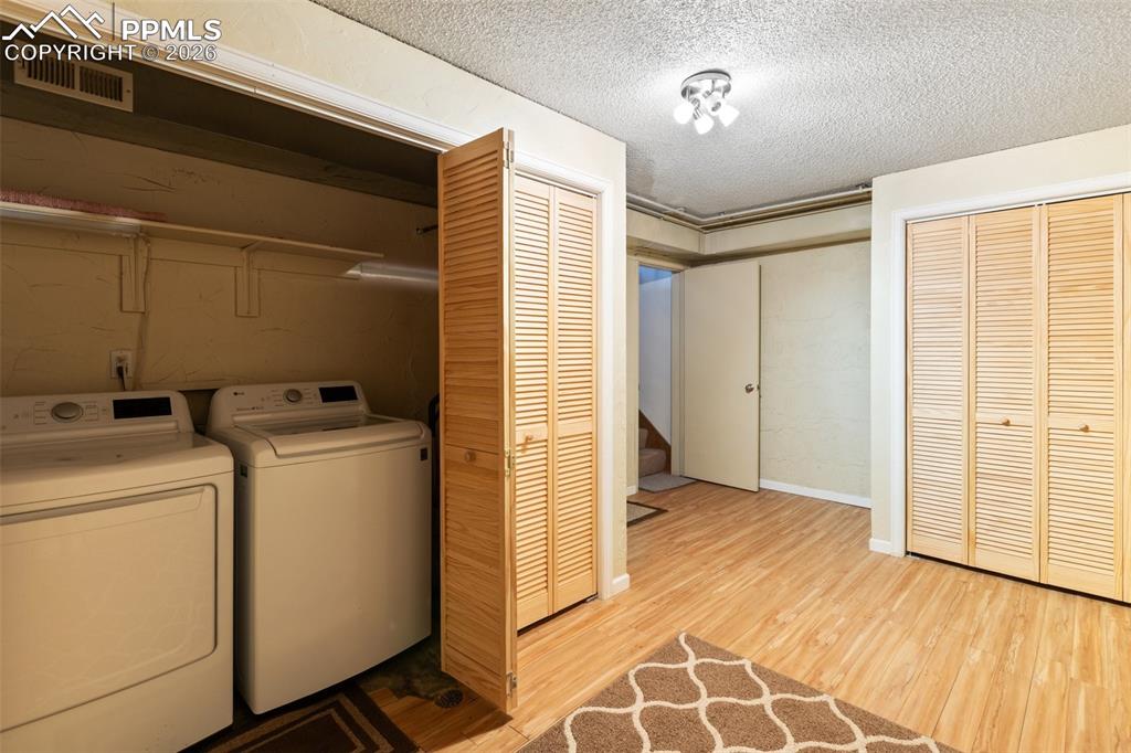 Image 23 of 34: Full Bathroom