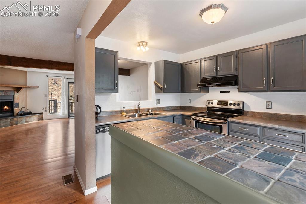 Image 8 of 34: Kitchen
