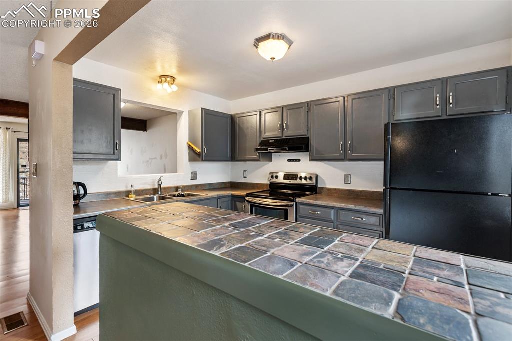 Image 9 of 34: Kitchen