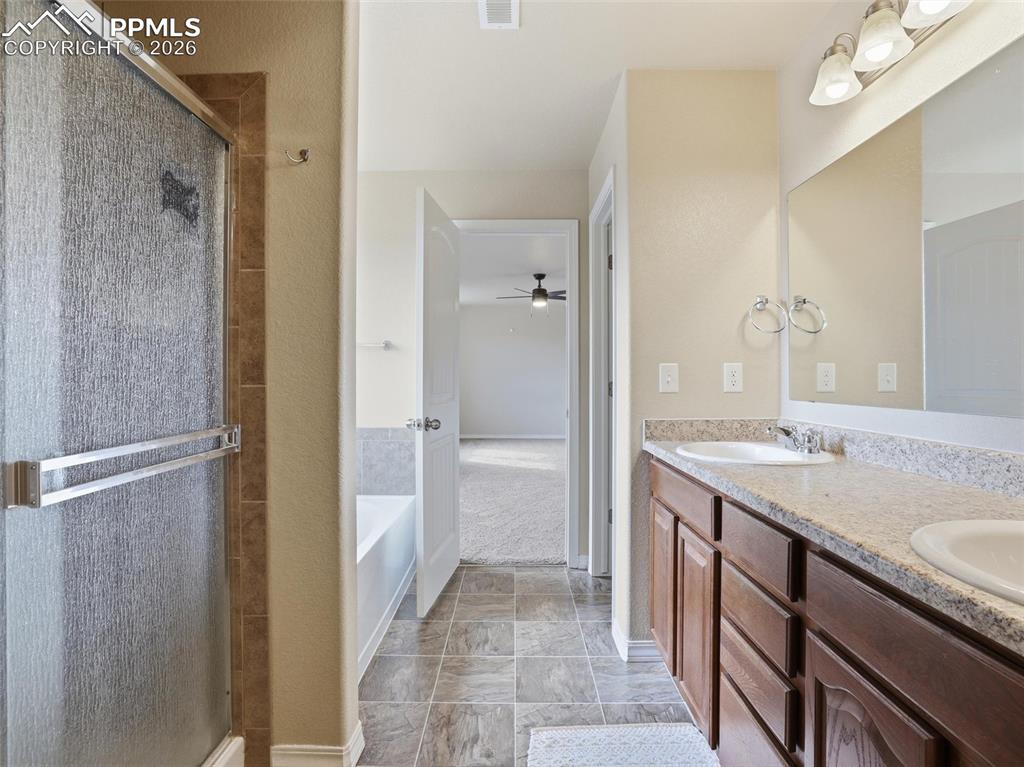 Image 22 of 43: Bathroom