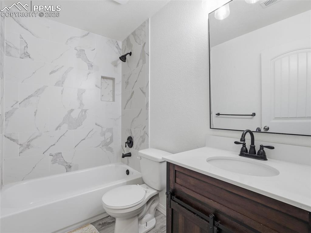 Image 29 of 43: Bathroom