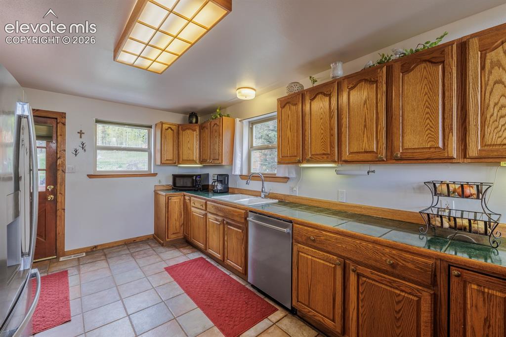 Image 10 of 50: Kitchen