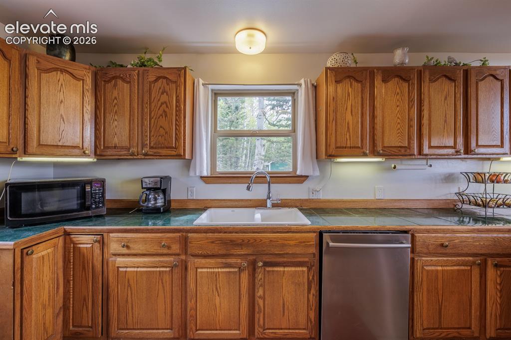 Image 11 of 50: Kitchen