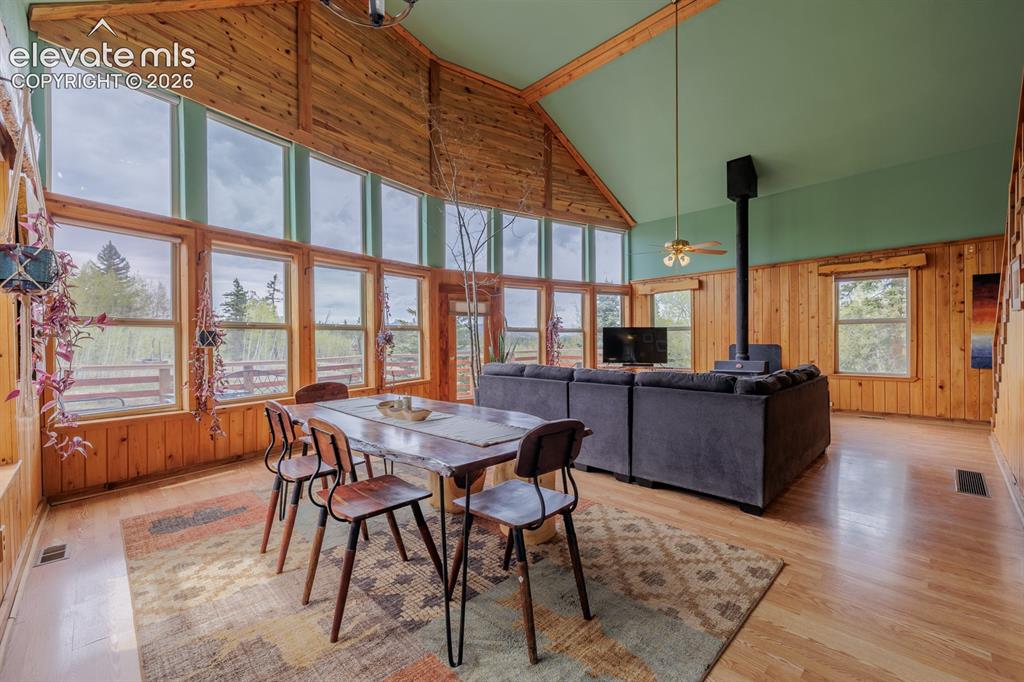 Image 12 of 50: Dining Area