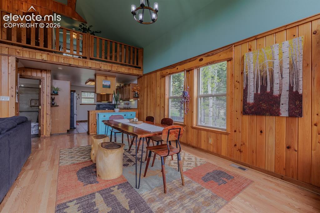 Image 13 of 50: Dining Area