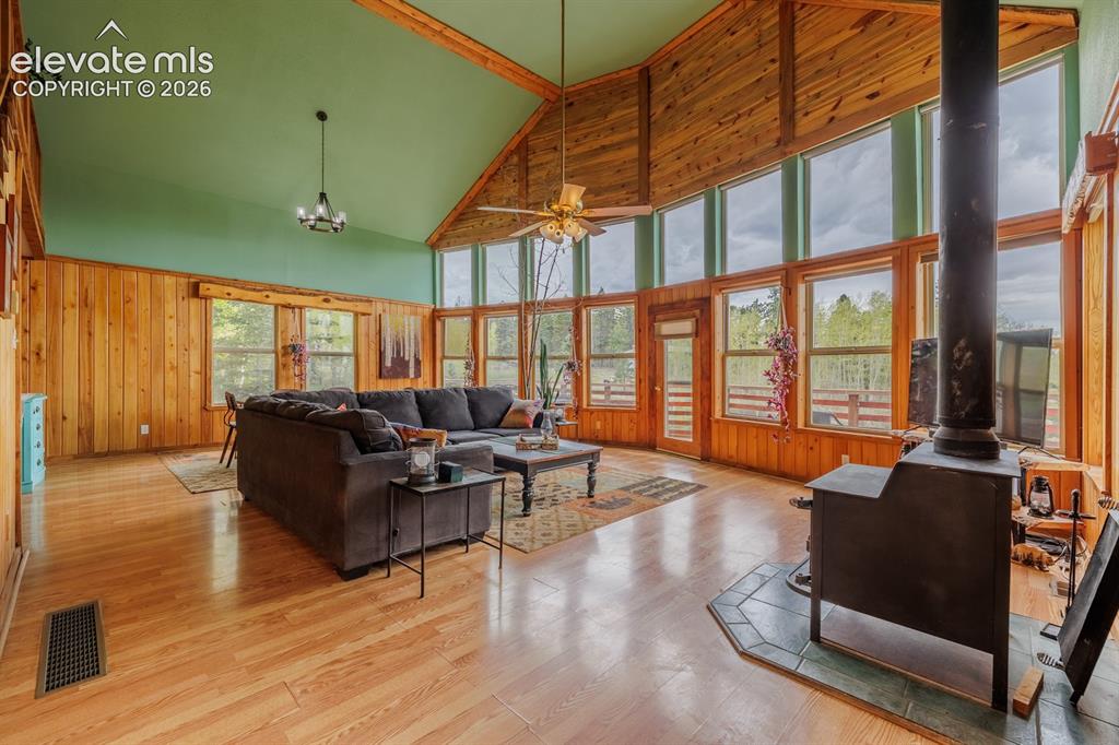 Image 19 of 50: Living Room