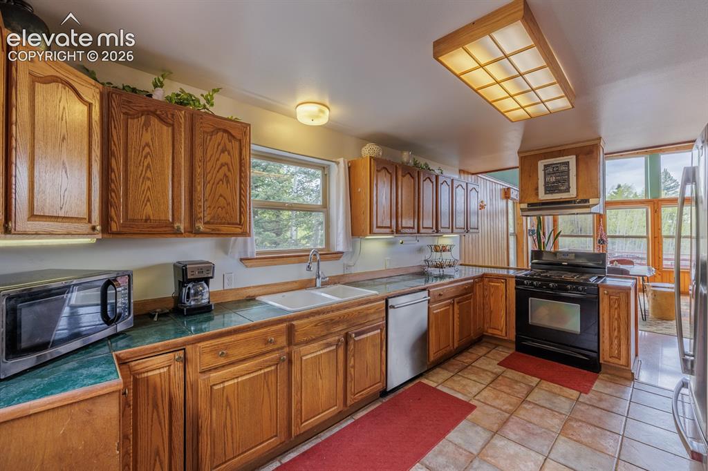 Image 8 of 50: Kitchen
