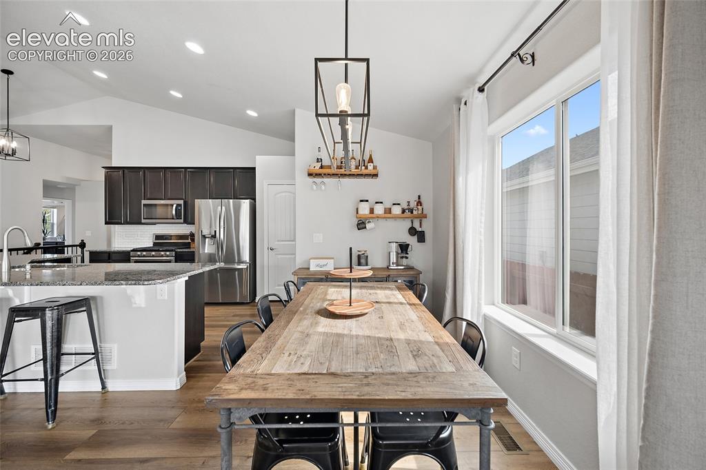 Image 10 of 49: Dining Area