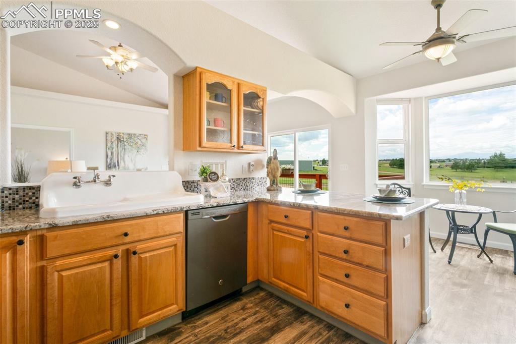 Image 18 of 44: Kitchen with a ceiling fan, lofted ceiling, a peninsula, dishwasher, and da