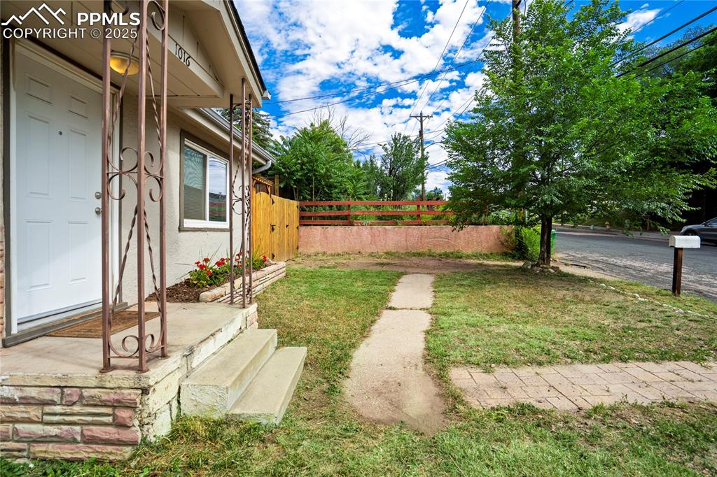 Image 5 of 28: View of yard