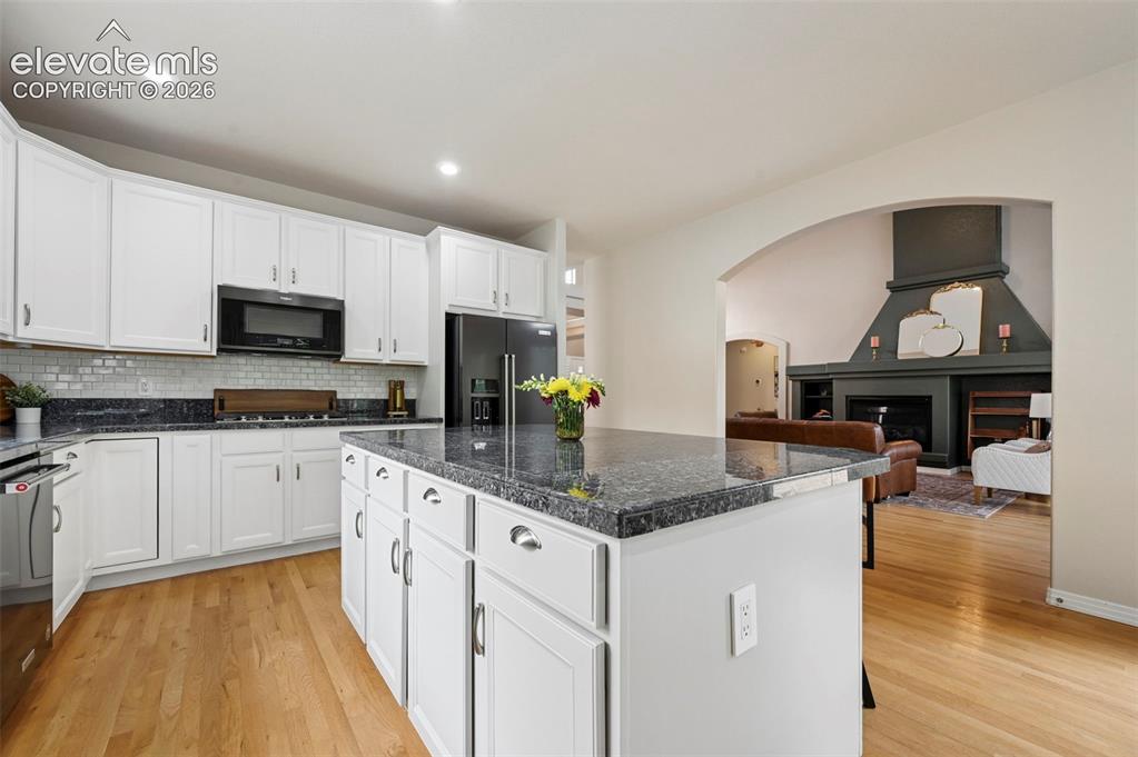 Image 14 of 49: Kitchen