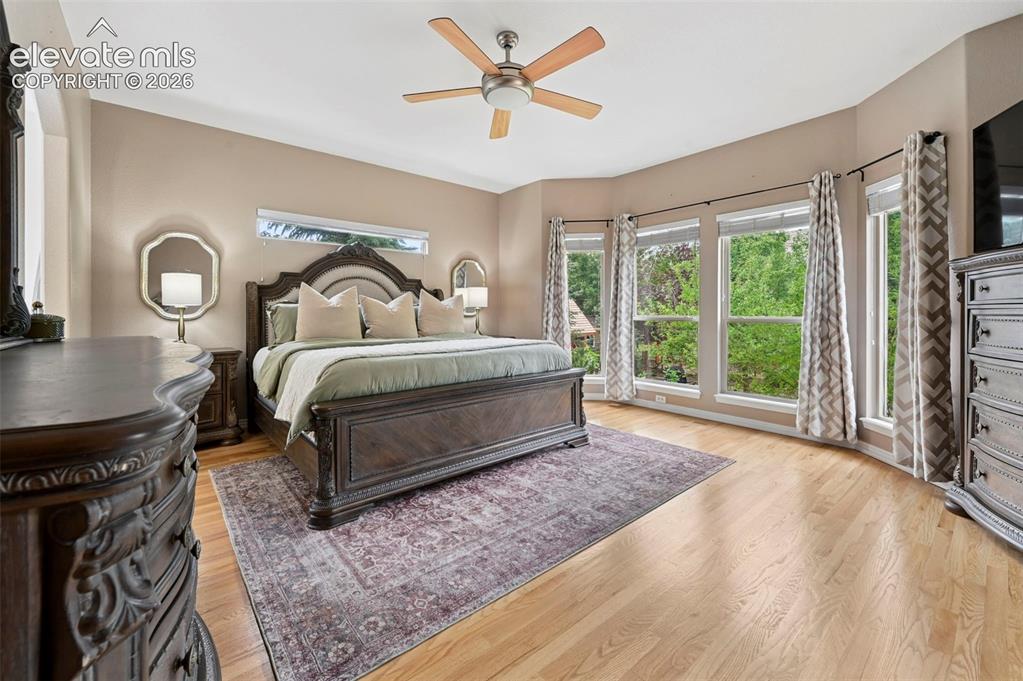 Image 19 of 49: Bedroom