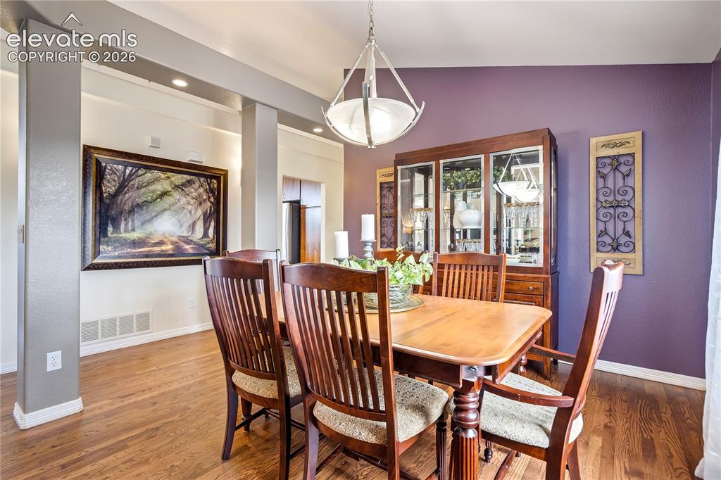Image 10 of 50: Dining Area