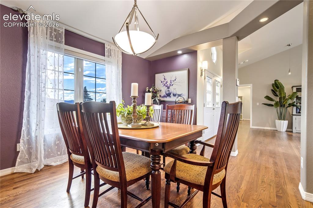 Image 11 of 50: Dining Area