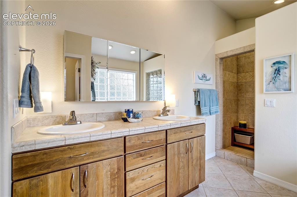 Image 14 of 50: Bathroom