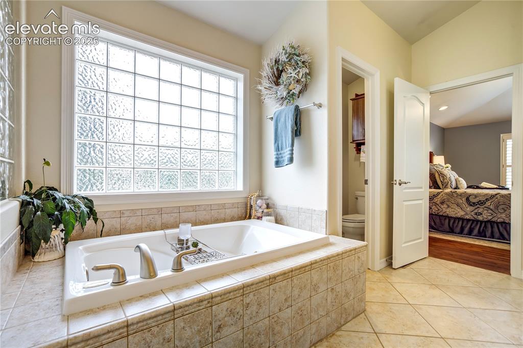 Image 16 of 50: Bathroom