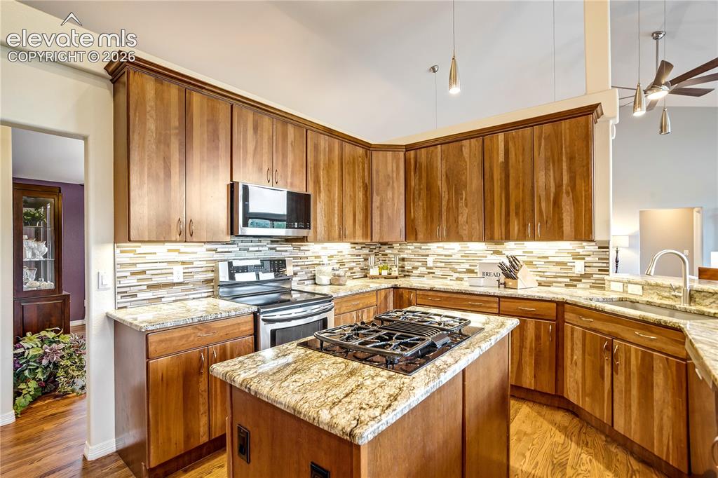 Image 5 of 50: Kitchen